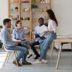 [freepicdownloader.com]-famille-est-assise-dans-piece-livre-intitule-mot-citation-table-large